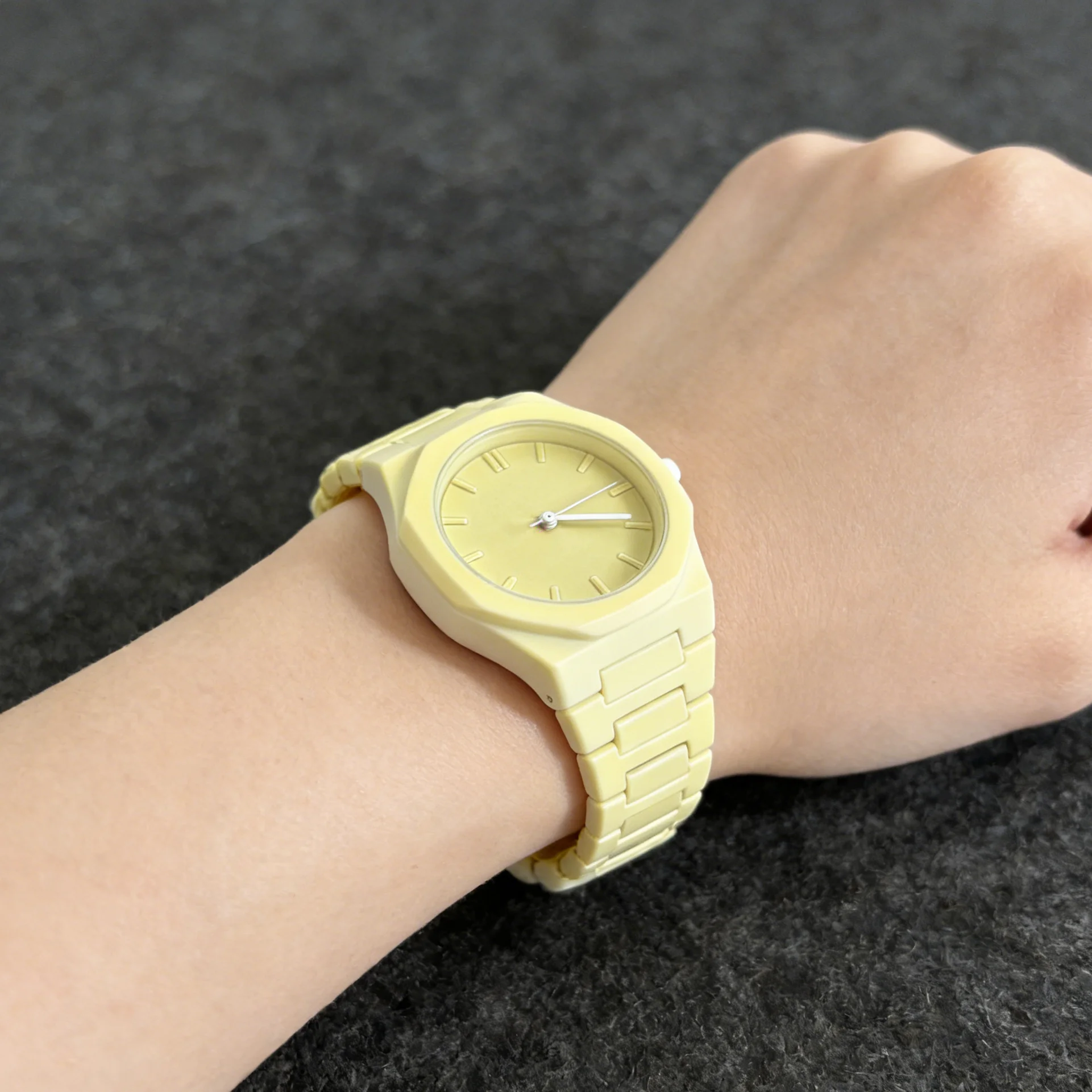 

Новые модные водонепроницаемые кварцевые часы 2026 года с изменением цвета, универсальные, популярные среди женщин и студентов