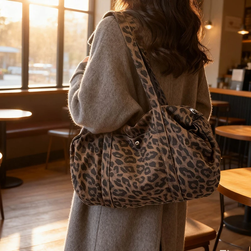 Leopardenmuster-Tragetasche für Damen, große Canvas-Umhängetasche, vielseitige Crossbody-Handtasche, Damen-Shopper-Tasche für Reisen, Arbeit und Alltag. – Detail 6