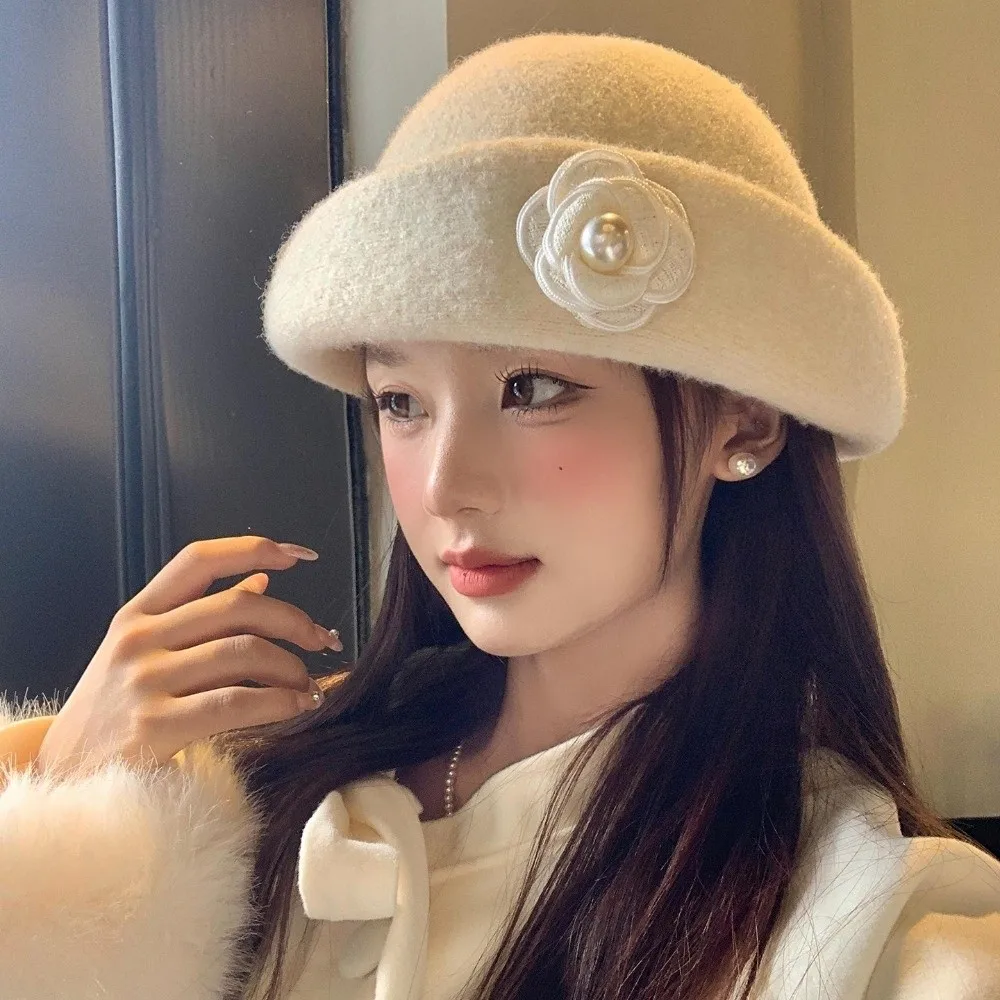 

Новый цилиндр с камелией в стиле Хепберн, повседневный берет из шерстяной ткани, шляпа-ведро с жемчугом для невесты