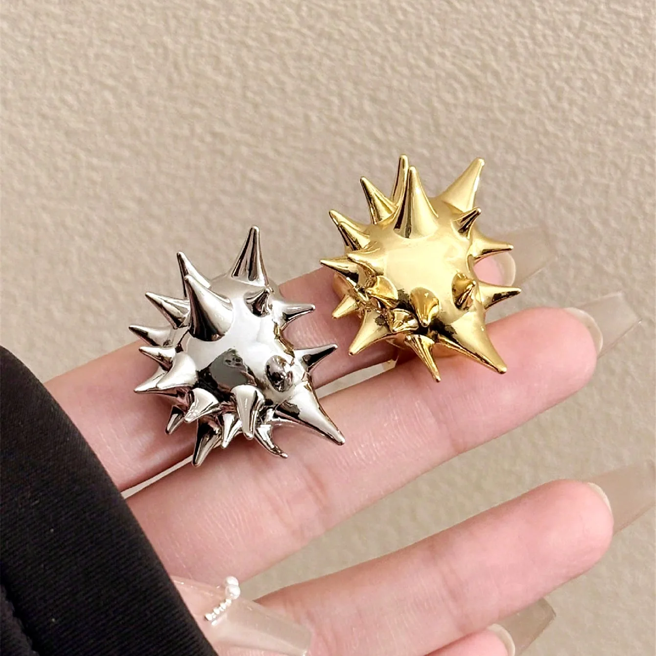 

New Simple Metal Style Geometric Heart Sea Urchin Rings for Women Unique Design Personality Punk Rivets Rings Party Jewelry Gift