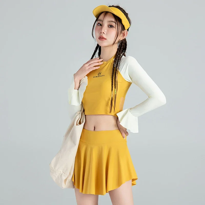 ملابس السباحة النسائية المحافظة 2 قطعة ملابس الشاطئ الكورية ثوب السباحة مجموعة صفراء طويلة الأكمام انقسام بيكيني مع التنانير Tankini مجموعات