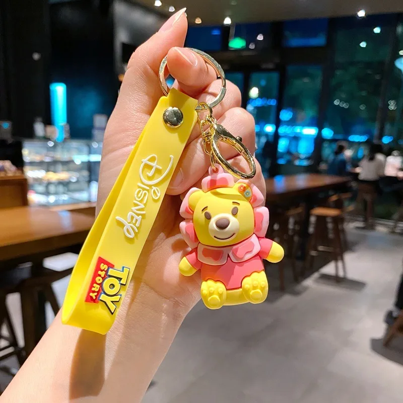 漫画風イチゴの超可愛いクマキーホルダーペンダント、キュートなカップルカーキーホルダーペンダント、PVCドールスクールバッグペンダントキーホルダー