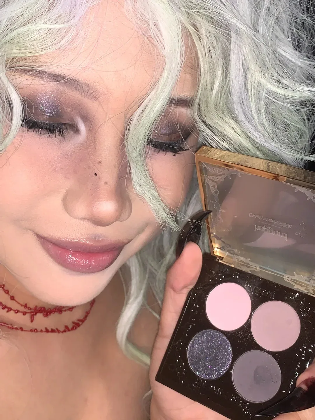 Haggard Monster Series Tavolozza di ombretti a 4 colori Smoky Pink-Brown Giocoso Matte Shimmer Trucco multicolore a bassa saturazione