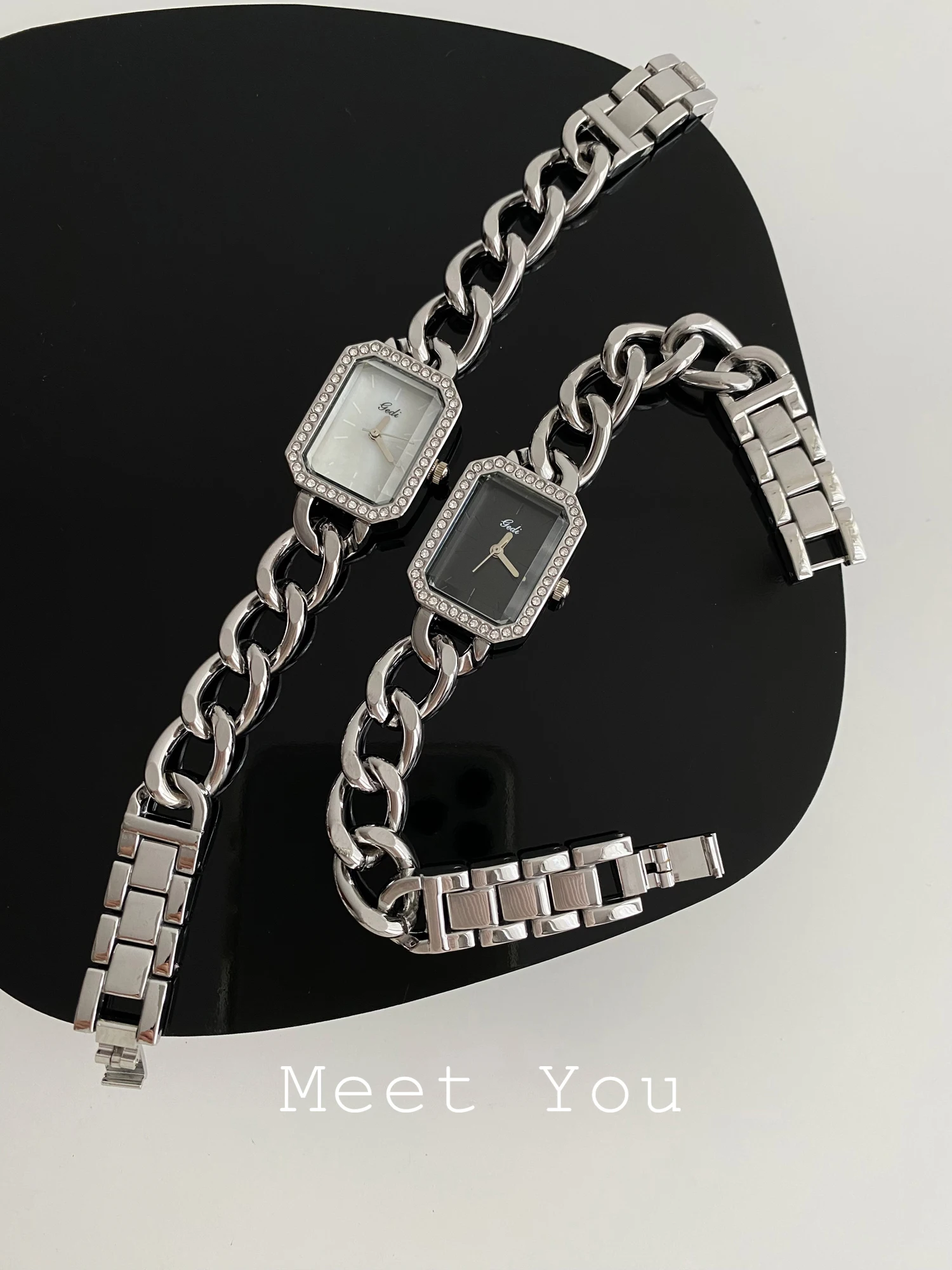 Relógio de pulso feminino elegante, estilo pulseira retangular, design sofisticado e estiloso, perfeito como presente para mulheres.