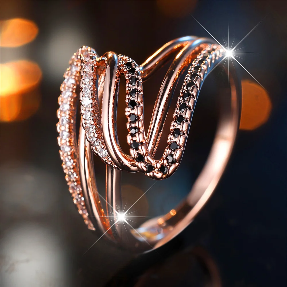 Anillo de dedo con circonitas blancas y negras, de diseño lujoso y vintage, en color oro rosa, ideal como alianza de boda o joya para novias.