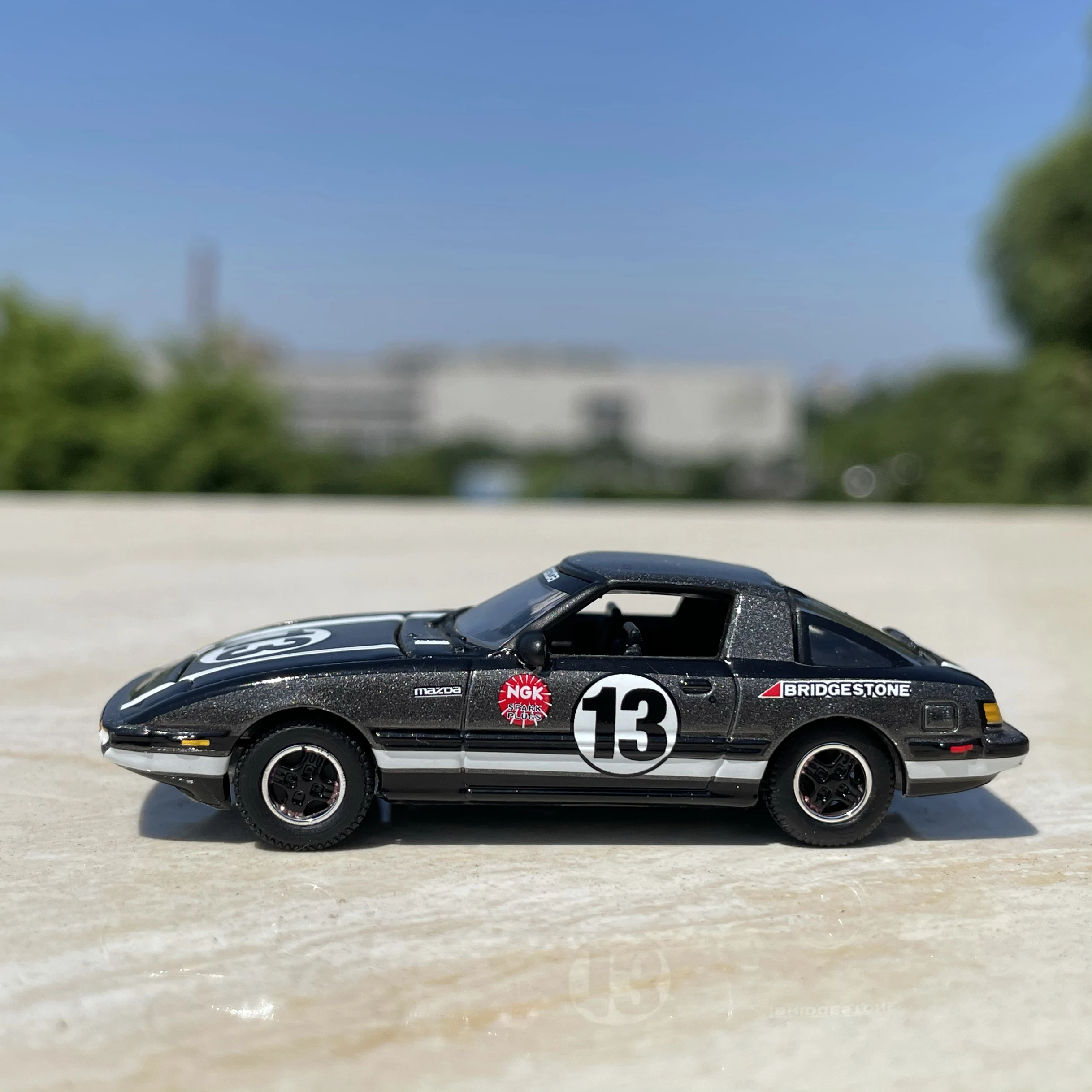 Odlewany model samochodu Mazda RX7 w skali 1:64, metalowy model kolekcjonerski, zabawka, prezent, pamiątka, ozdoba do ekspozycji.