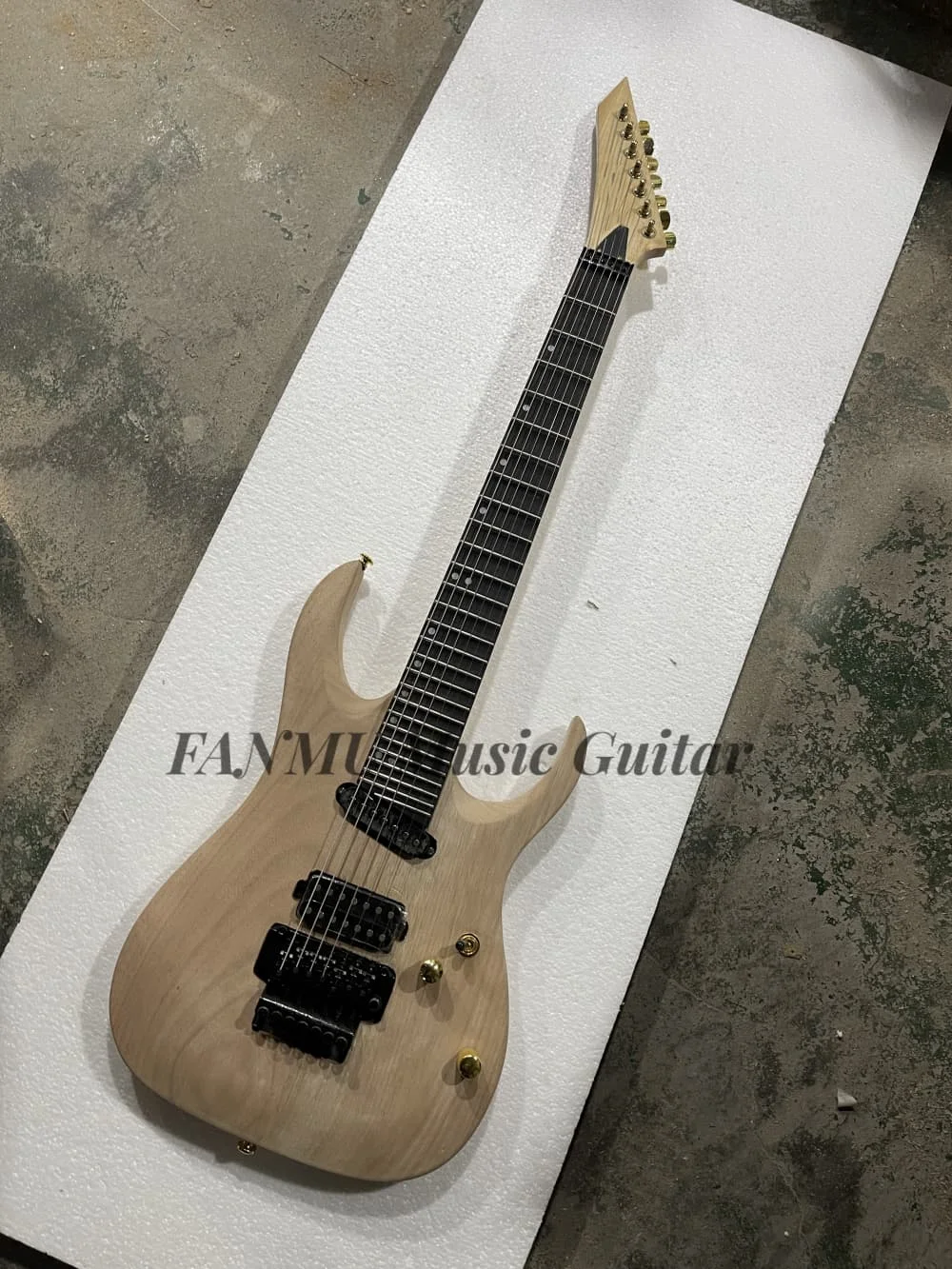

7-струнная гитара, неокрашенный корпус из ясеня, тремоло-бридж, звукосниматели SH, накладка из палисандра, 27 ладов, канавка, золотой тюнер