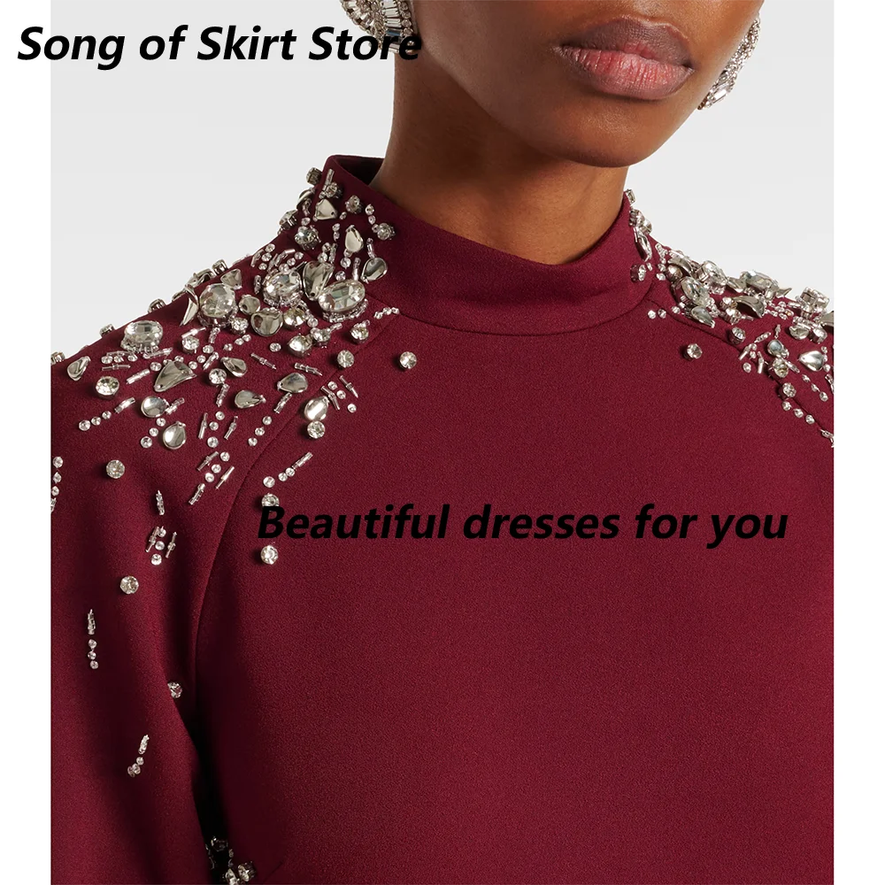 فستان سهرة عنابي مخصص بأكمام طويلة ورقبة عالية مطرز بالكريستال السعودي فستان حفلات موضة عربية فيستدوس دي فييستا #3