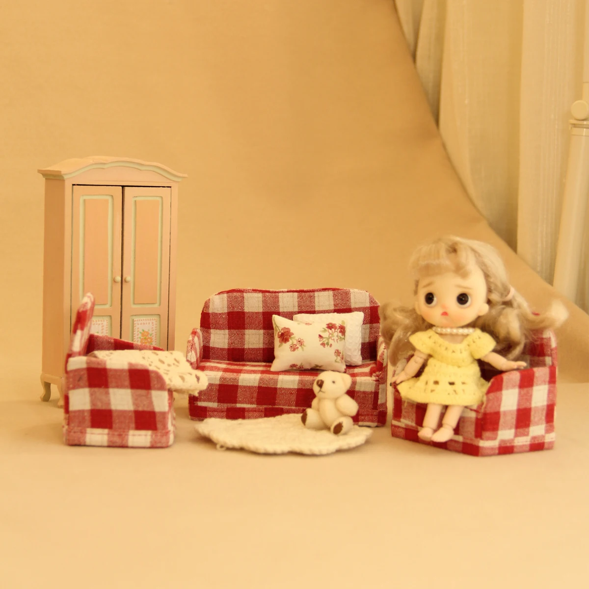 1:12 أثاث صناعي مصغر قماش أحمر منقوش أريكة واحدة ومزدوجة قابلة للطي مناسبة لـ Bjd Ob11 أثاث منزلي للمنزل