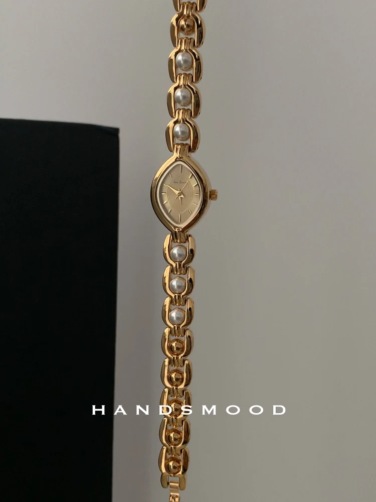 

Retro-Style Exquisite And Fashionable Marquise-Shaped Dial Pearl-Embellished Quartz Watch For Women Exuding Understated Luxury.