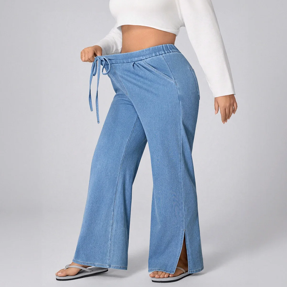 Dżinsy damskie plus size - casualowe, elastyczne, ze sznurkiem w pasie, z rozcięciem na dole dla wygodnego noszenia na co dzień.