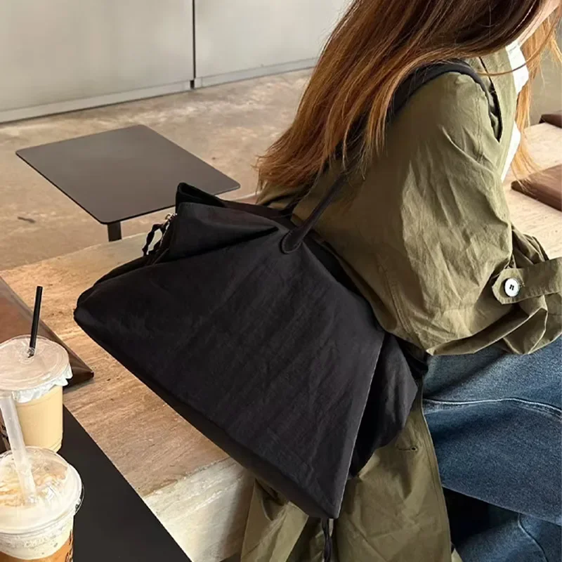 Koreanische schwarze Nylon-Handtasche, große Kapazität, minimalistische Damen-Einkaufstasche, modische Computer-Umhängetasche mit mehreren Fächern, Reisetasche – Detail 6