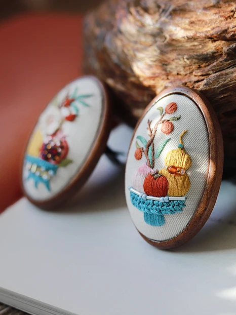 

Новогодний декоративный вышитый деревянный орнамент для дома, офиса, гостиной. Специальное предложение.