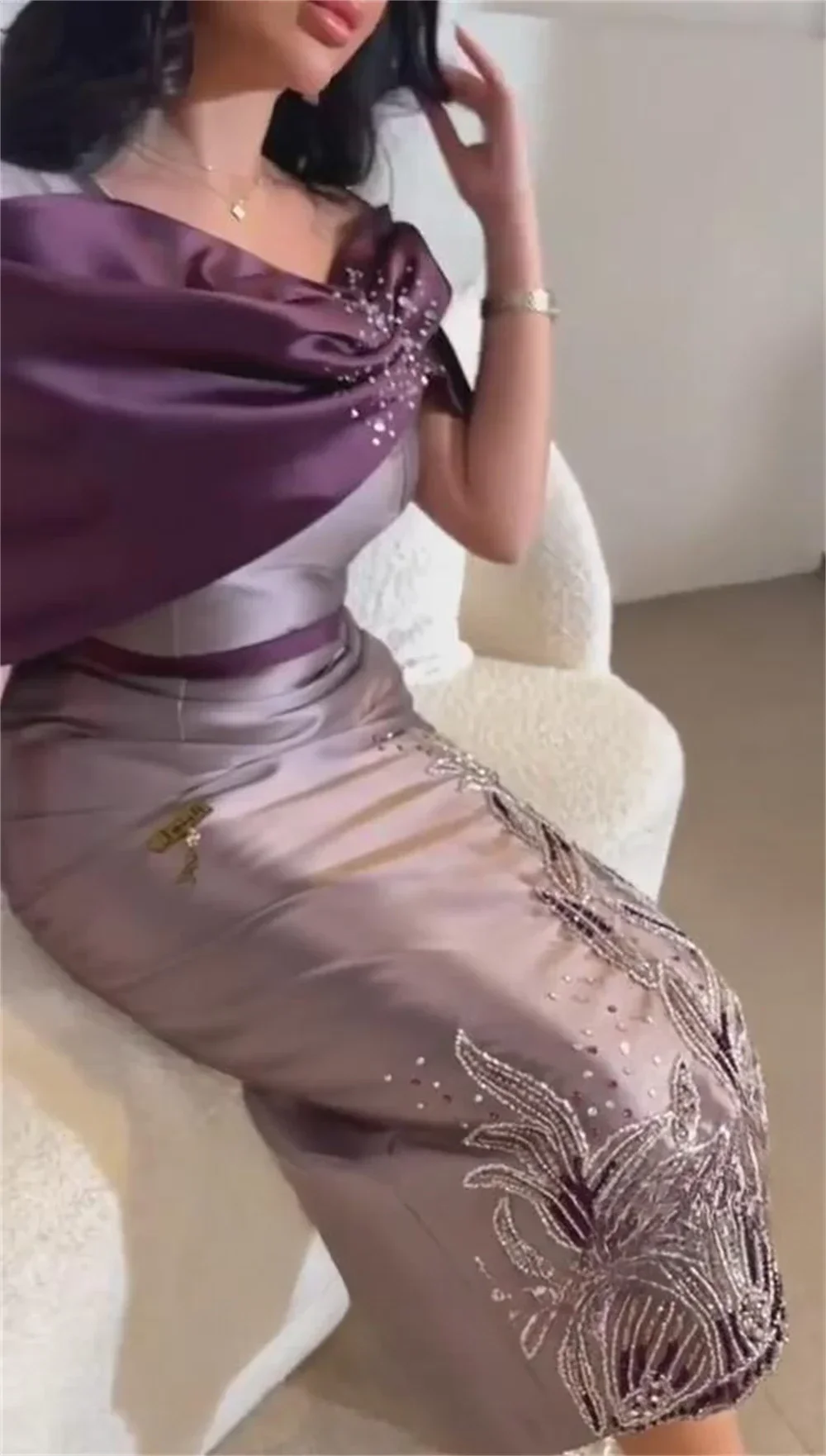 Maßgeschneidertes, einzigartiges Design, elegantes, schulterfreies, knöchellanges, elegantes Kleid mit gestickten Pailletten, das einen edlen