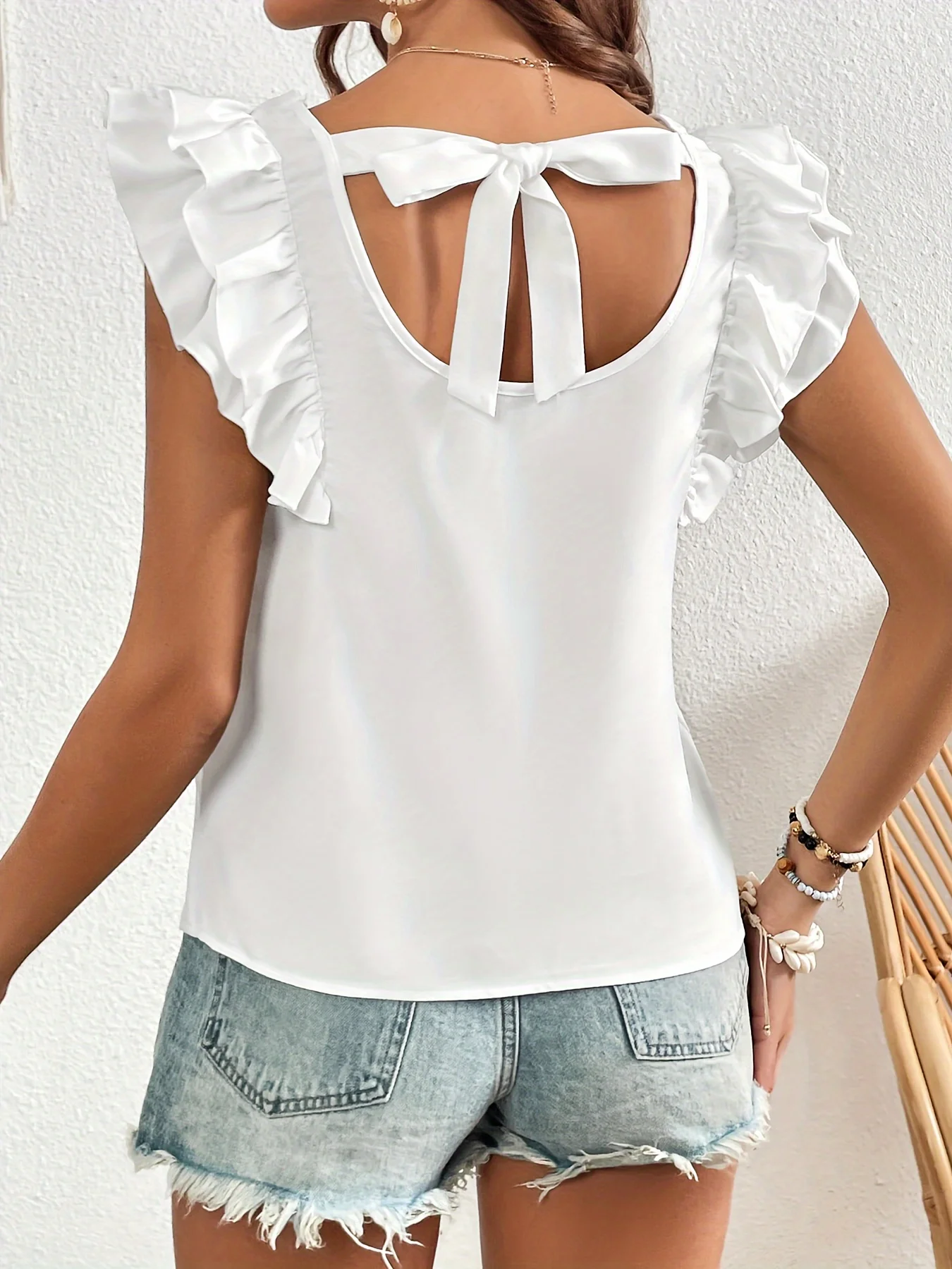 Elegant layered ruffle edge sleeves are the perfect choice for women\'s shirts in spring and summer