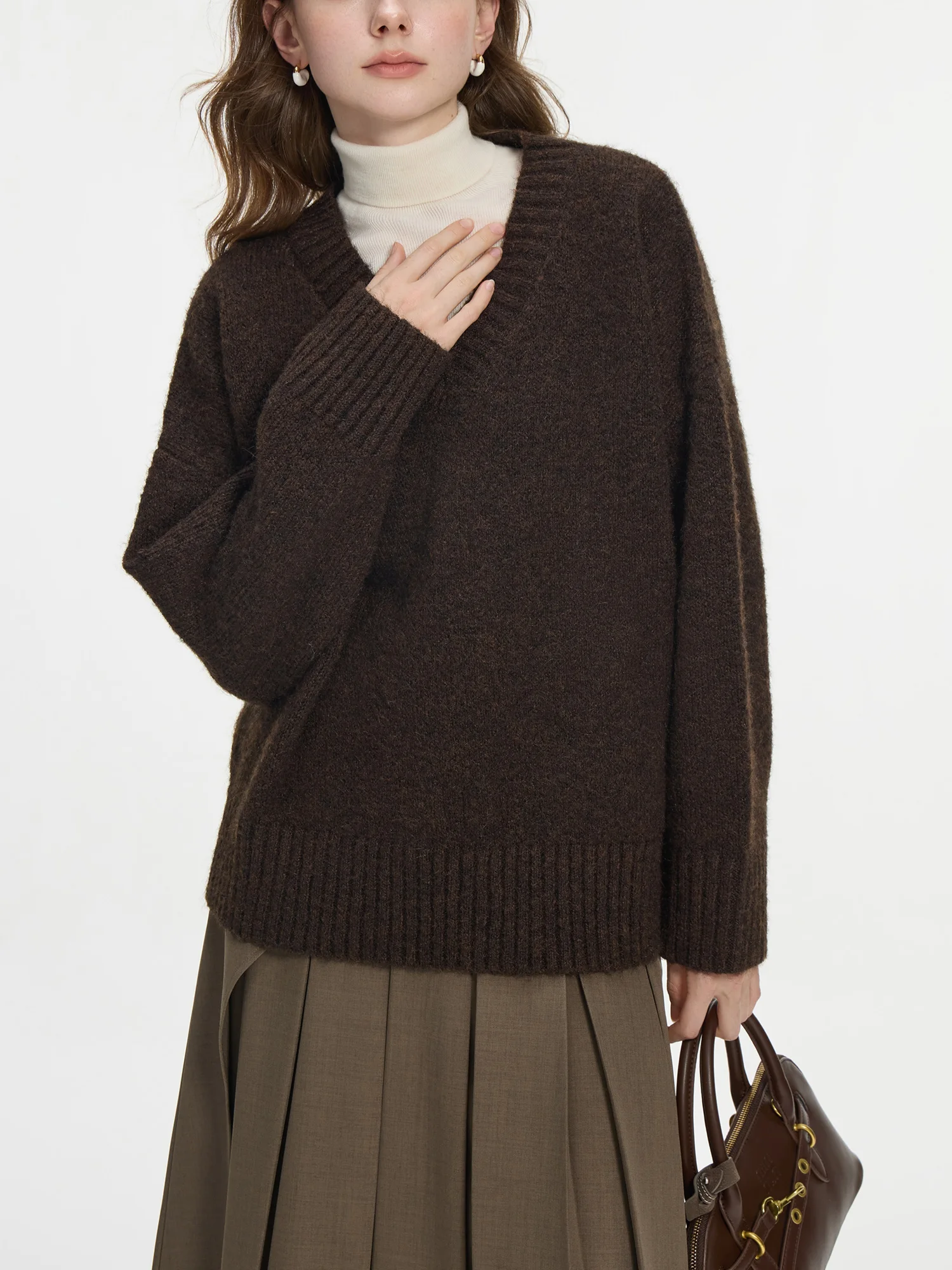 FSLE【3 Colors】Women V-Neck Pullover Sweater 5.1% Wool Warm Winter Long Sleeve Sleeve Tops Drop Sleeve Simple Top 24FS14156