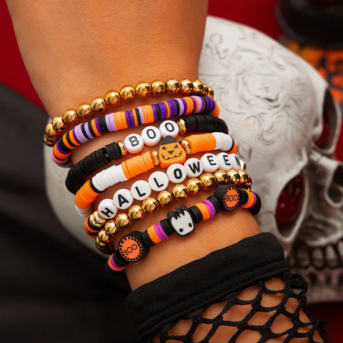 Kunjoe 7pcs Halloween Brief Kürbis Geist Armband Set für Frauen Männer Gothic weiche Keramik Perle Armreif Halloween Zubehör