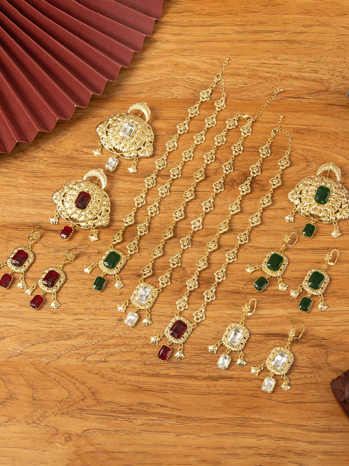 Przepiękna biżuteria ślubna w połączeniu z wykwintnym rzemiosłem, rzeźbionym w stylu marokańskim naszyjnikiem i kolczykami do sukni ślubnej.