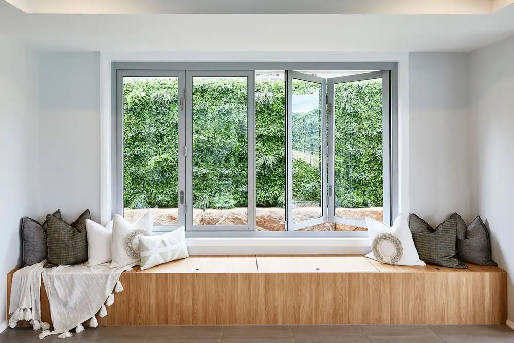 Finestre bifold in vetro temperato in alluminio Uso commerciale e residenziale Vista panoramica Finestre pieghevoli orizzontali con schermo