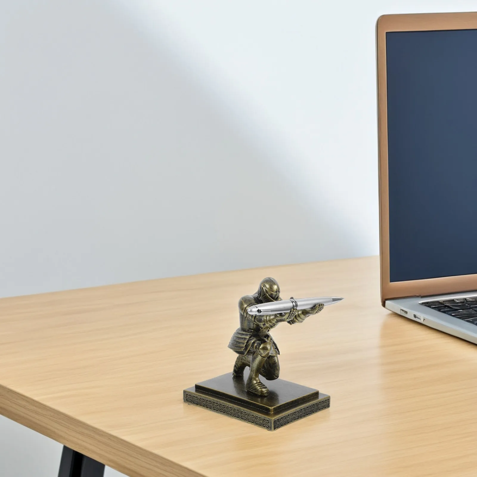 

Soldier Pen Holder Creative Knight Shape Desk Accessory Pencil Stand for Office Makeup Brush Display Decorative Organizer