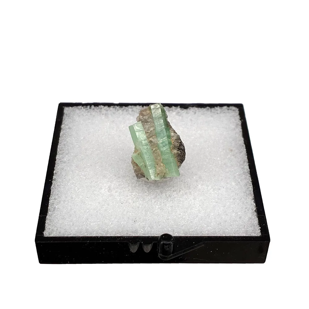 A0-3A 1PCS 100% Natural Green Emerald Mineral Gem-Grade Specimens Stones And Crystals Malipo Box size:50*50*50 mm