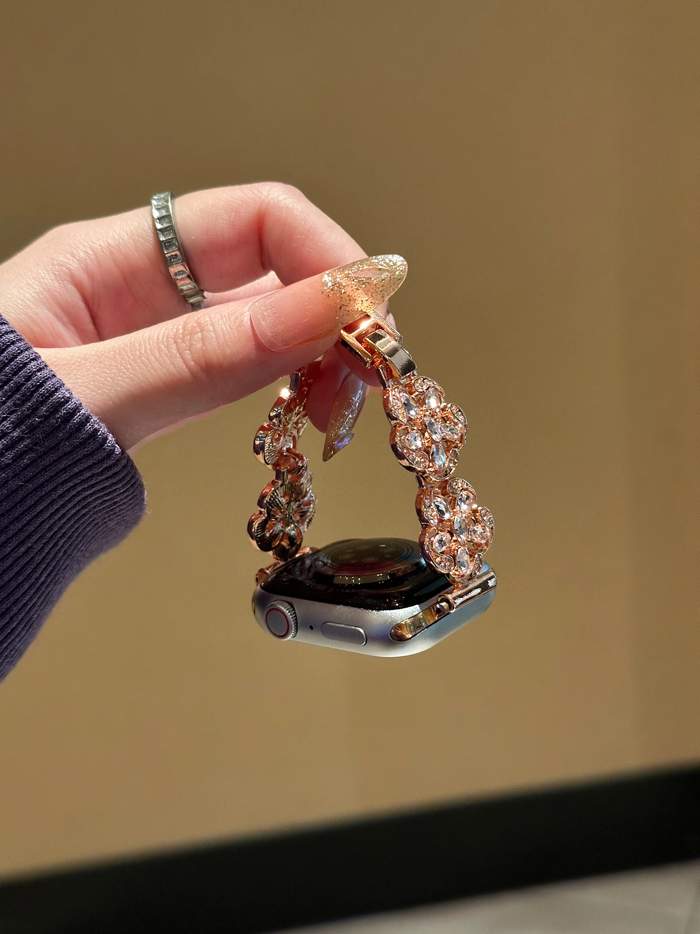 

Премиальный металлический ремешок для часов с цветочным узором и стразами. Модный ремешок для часов, совместимый с iWatch 38 мм, 40 мм, 41 мм, 42 мм, 44 мм, 45 мм.