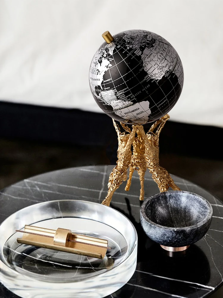 Luxury Three Brass Figures Raise The Globe Figurines Decoration Living Room Tv Wine Cabinet Desktop Housewarming New Home Gift