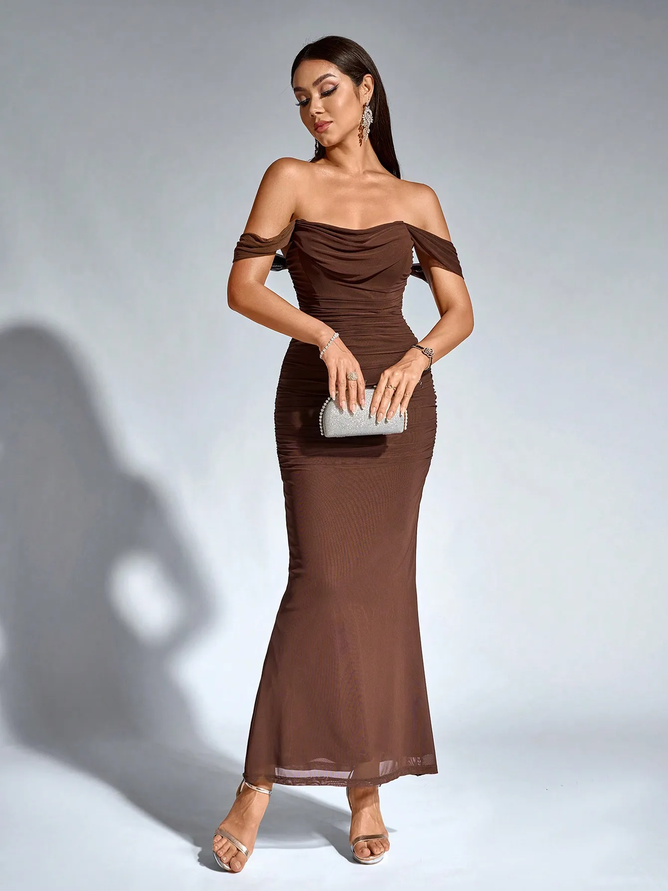 Elegante rugloze geplooide rits mouwloze off-shoulder bodycon lange jurk, effen bruine kleur,