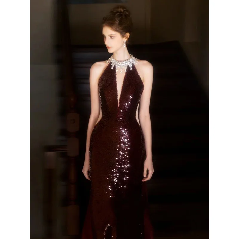 

A new wine-red wedding banquet dress with elegant hosting style