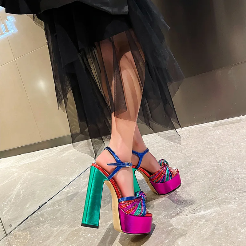 صنادل أرضية محظورة الألوان مضفر المنصة الرومانية سميكة عالية الكعب الجوف التدريجي كبيرة الحجم مأدبة أحذية النساء