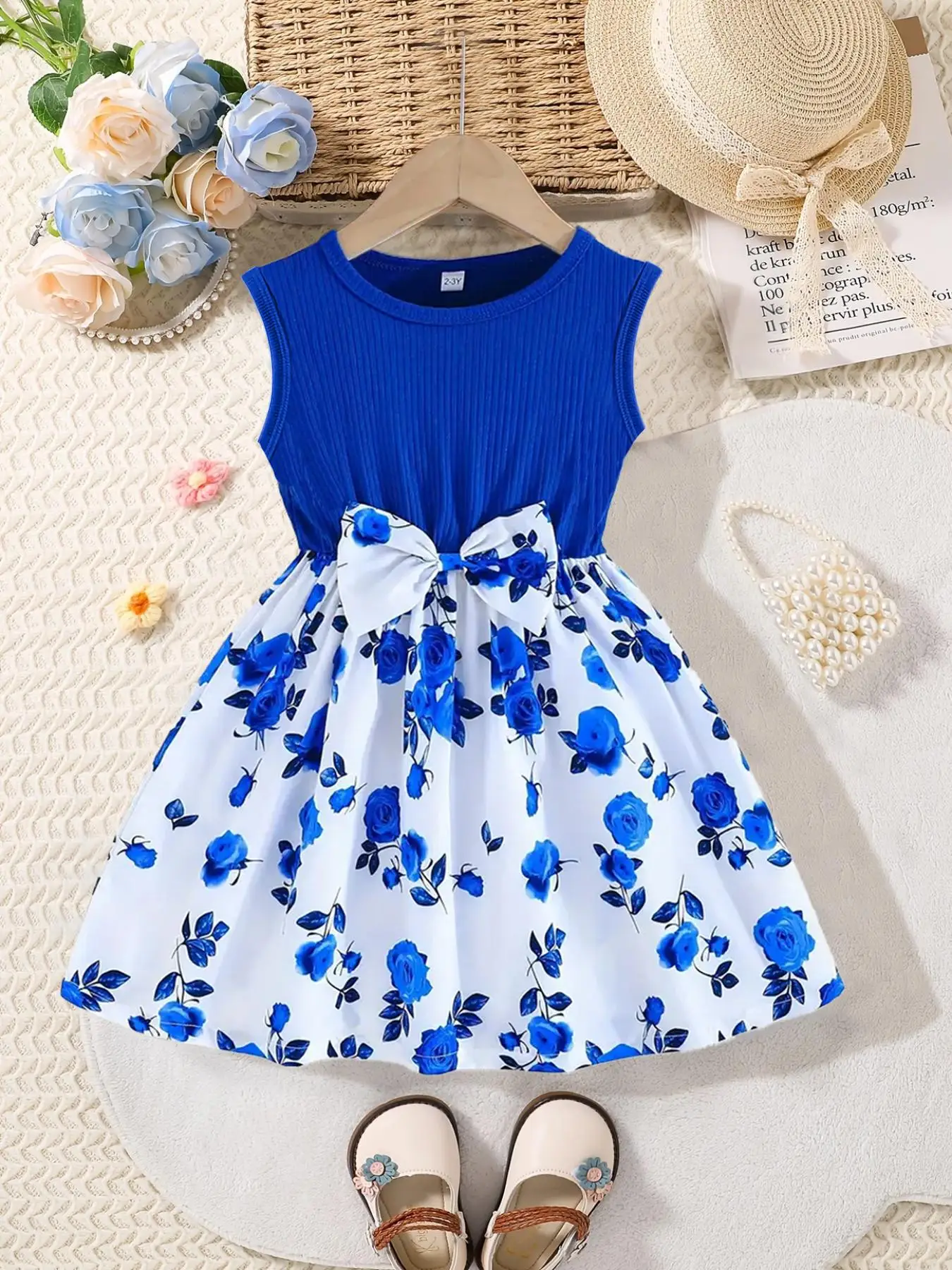 Este vestido azul animado y lindo sin mangas con cuello redondo y estampado floral es perfecto para que las niñas viajan y tomar fotos.