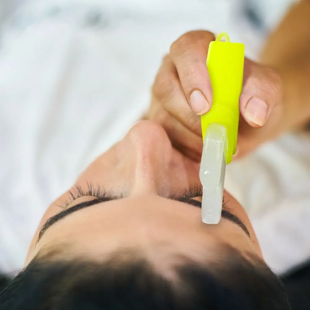 グアシャシリコンアイスフェイスローラーは、むくみを軽減し、顔の輪郭を整え、冷却効果があり、顔の輪郭を明るくし、コールドセラピーを実現します。