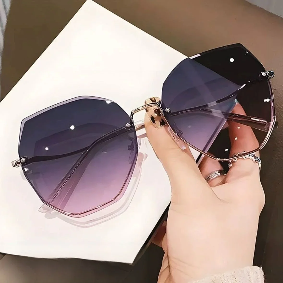 

2026 Women's Fashion Sunglasses Frameless Cut Edge Small Fragrance Style Versatile Metal Temple DS-18023