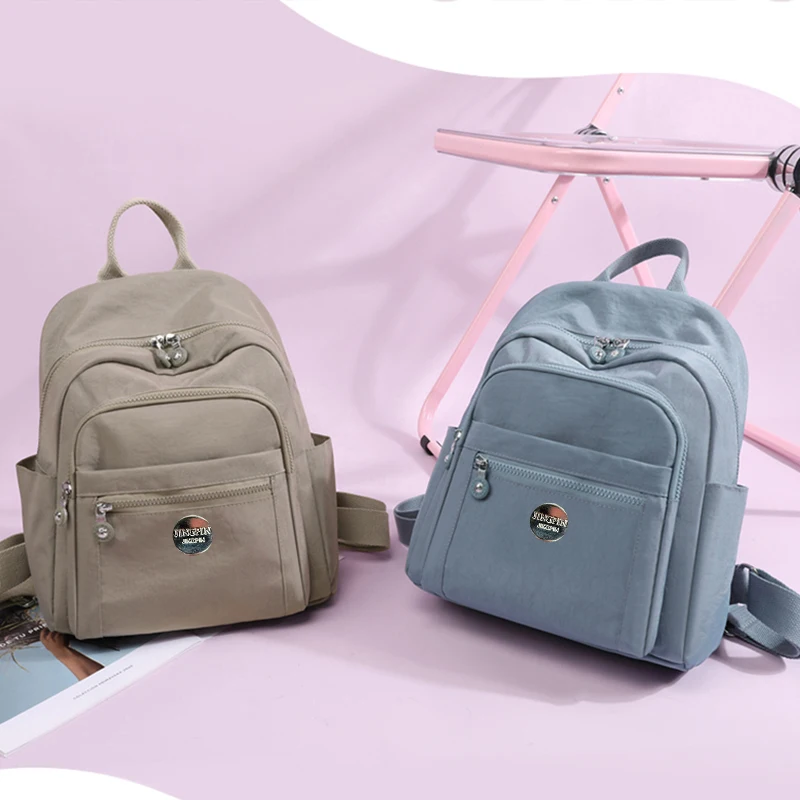 

Модный универсальный повседневный рюкзак для ежедневных поездок на работу. Стильная легкая повседневная просторная функциональная сумка с несколькими карманами.