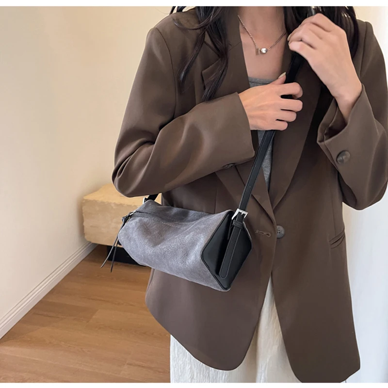 Chic Velvet Shoulder Crossbody Bag Autumn New Versatile Commute Temperament Underarm Bags Vintage Elegant Barrel-shaped Handbag