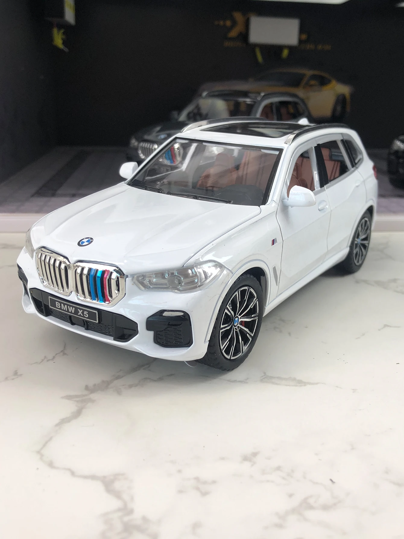 

1: 24 simulation zinc alloy X5 model car, static ornament, metal collectible gift car