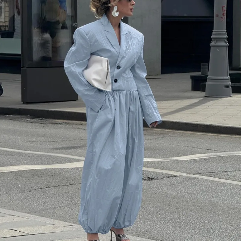 

Женский светло-голубой костюм-двойка: элегантный укороченный блейзер и брюки-баллоны с высокой талией. Повседневный офисный и уличный стиль.