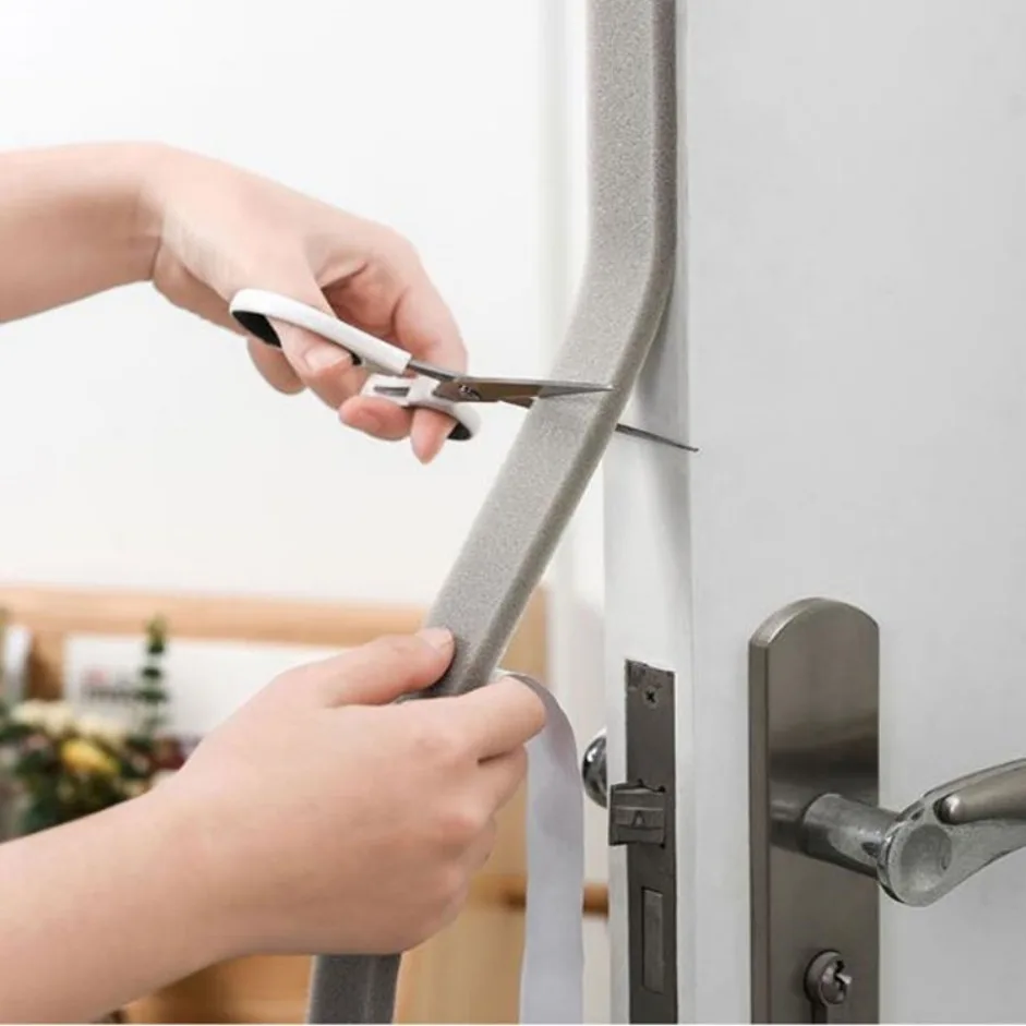 شريط عازل للباب والنافذة ذاتي اللصق، شريط إسفنجي عازل للصوت مع شريط عازل للصوت والغبار والرياح