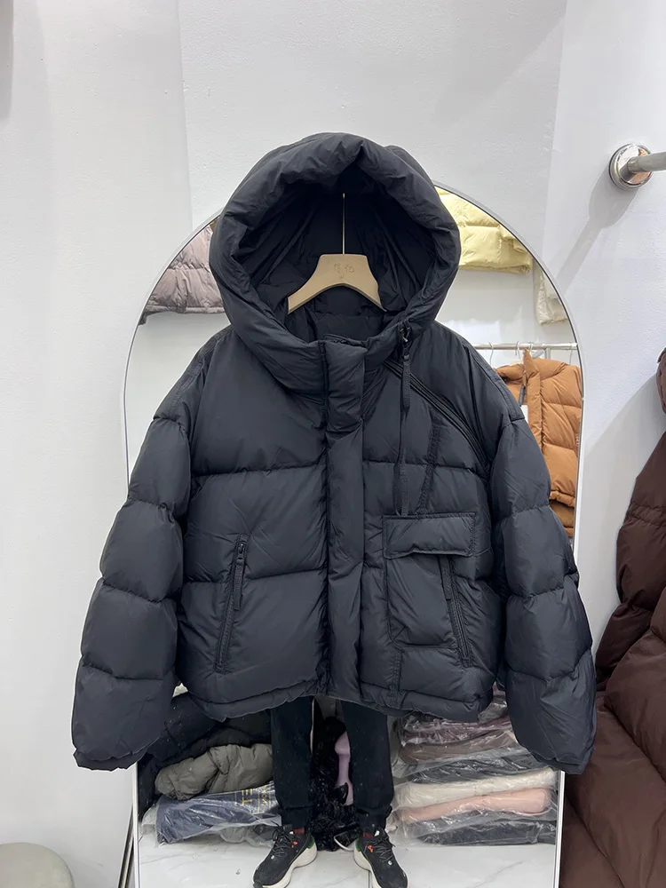 سترة نسائية قصيرة بغطاء للرأس بتصميم عصري فضفاض من ريش البط الأبيض سترة عصرية لشتاء 2025 معطف جديد غير رسمي متعدد الاستخدامات #3