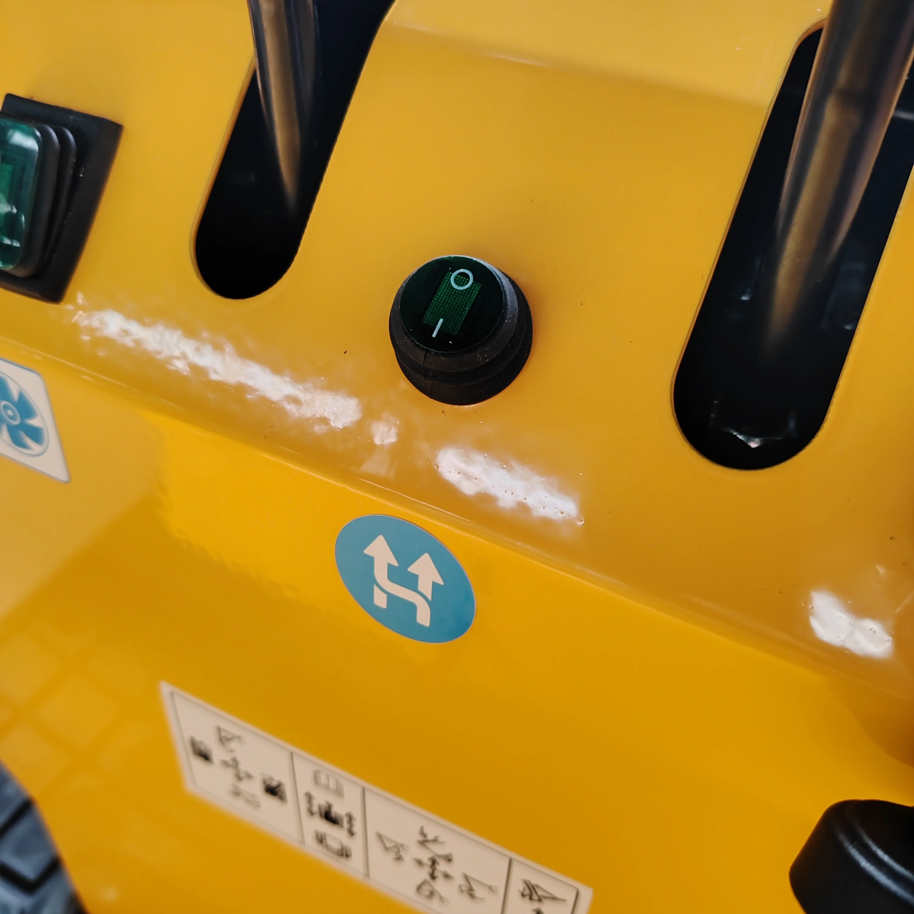 小型0.8トン多用途掘削機、カスタマイズ可能なEPAエンジン搭載、都市建設・造園に適したコンパクト掘削機