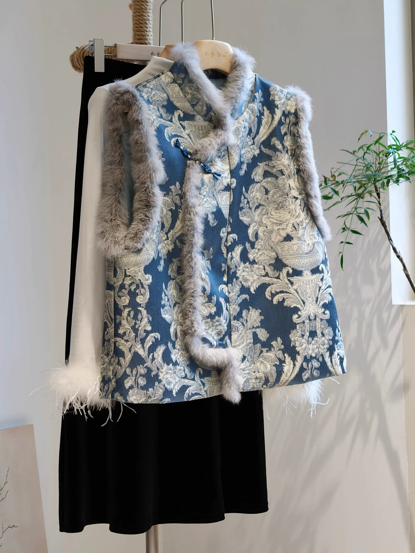 

High-End New Chinese Sle Women's Cotton Vest Winter Blue Side Buttoned Rabbit Fur Trimmed Outerwear Thiened Floral Embroi...