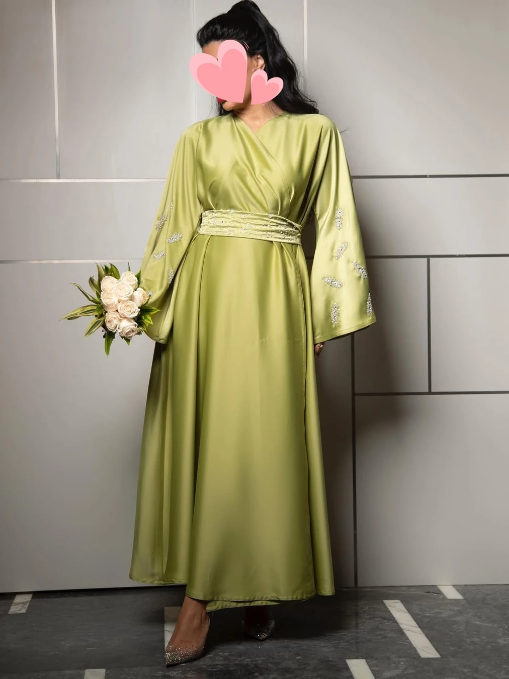 Elegancka, vintage'owa, słodka, zielona satynowa suknia z koralikami, dekolt w serek, stylowa, nowa, szyta na miarę, na formalne okazje, studniówkę, wieczorowa.