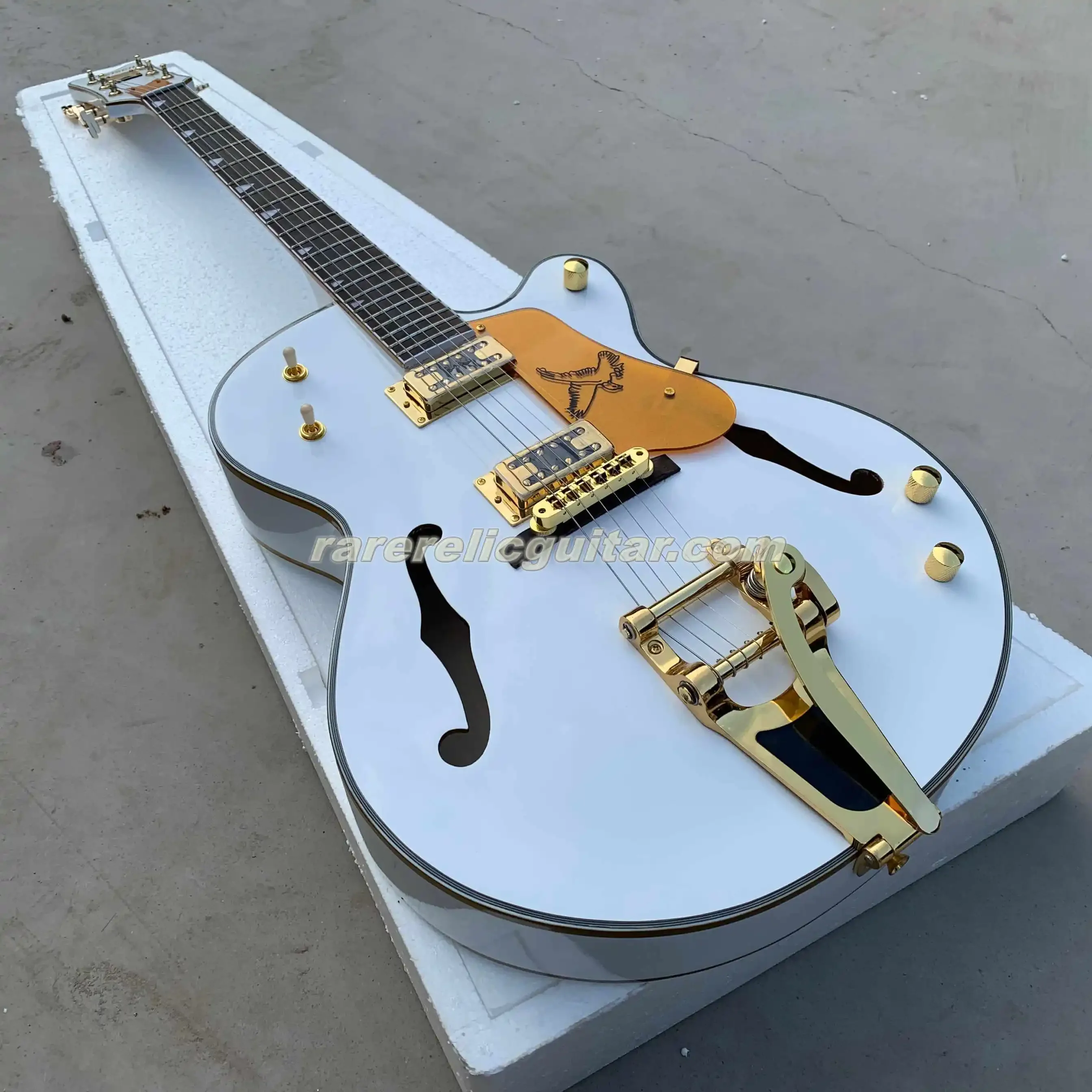 Single Cutaway White Falcon Hollow Body Jazz Electric Guitar Imperial Tuners Gold Sparkle Binding Double F Hole Bigs Tremolo