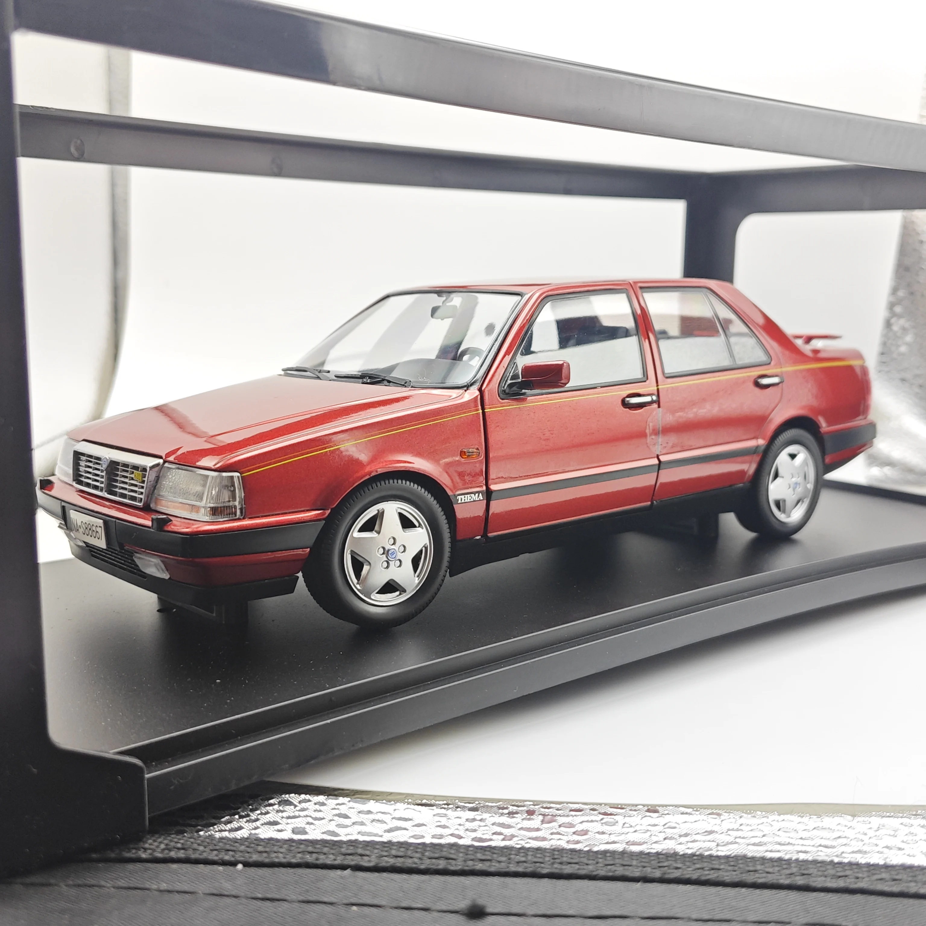 

MITICA MODELS 1:18 1988 Italian Luxury Sedan 8.32 Badge Diecast Alloy Car Model