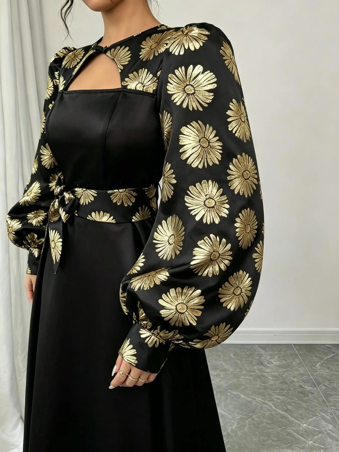Goldenes Blumen-Abendkleid Luxuriöser Eleganter Stil mit Ausschnitt und Spitzenärmeln Glockenförmiger Satin-Körper Formelles Kleid für Festliche Anlässe – Detail 8