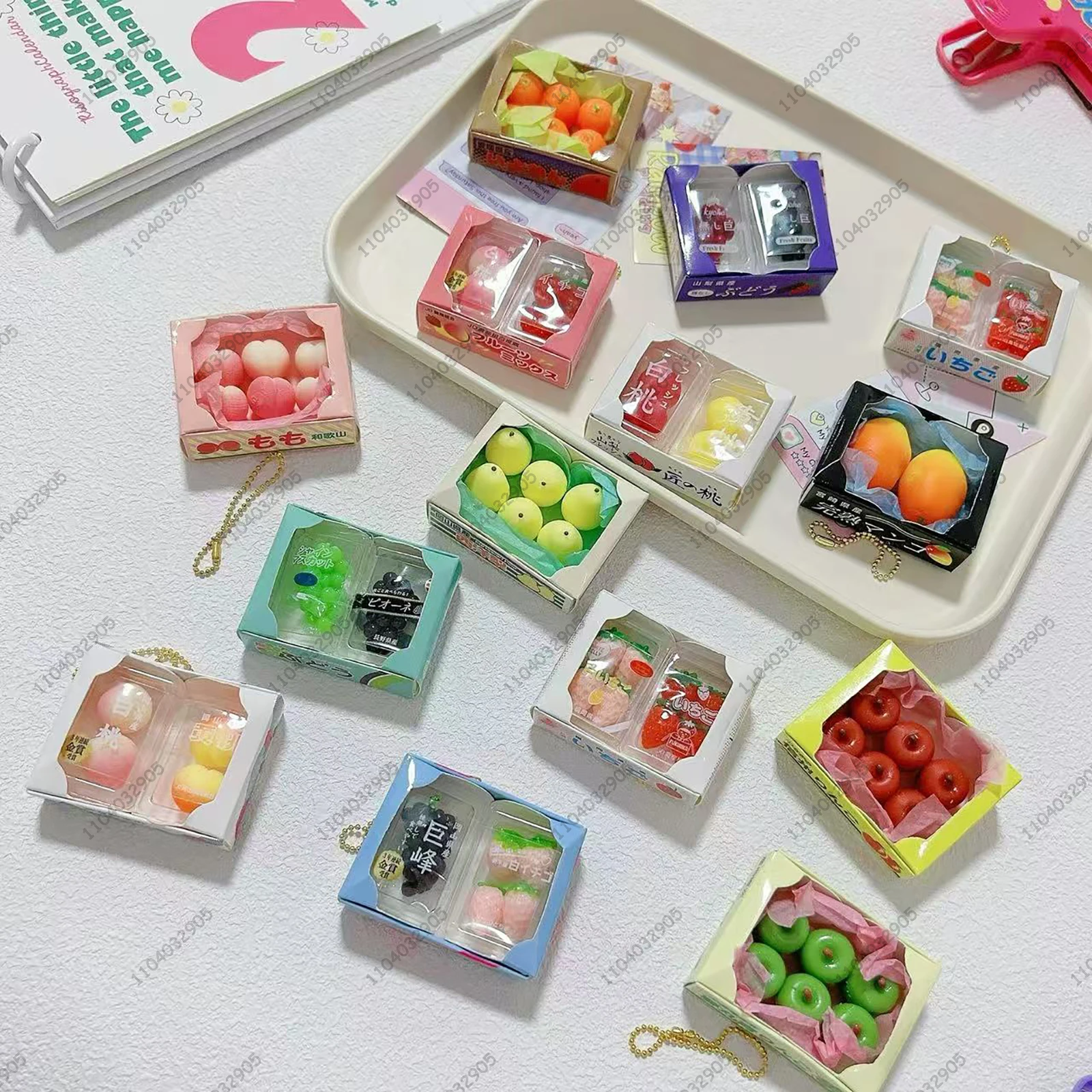 Giocattolo in capsula di frutta in miniatura giapponese Squishy in scatola fragola pesca uva Gashapon portachiavi simulazione cibo per alleviare lo stress