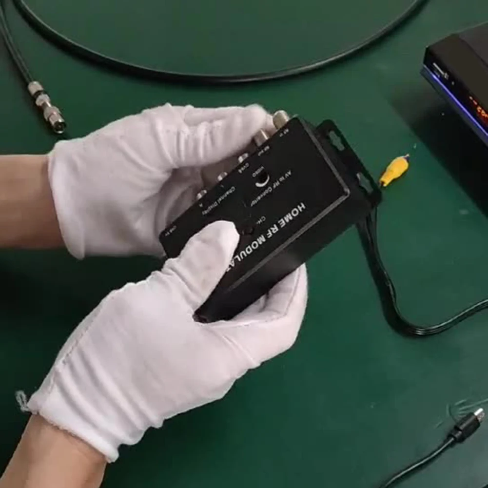 جهاز تعديل RF للتلفزيون المنزلي M60 متوافق مع مصادر A/V مزود طاقة USB PAL/NTSC نطاق التردد 471 25 ميجا هرتز 885 25 ميجا هرتز