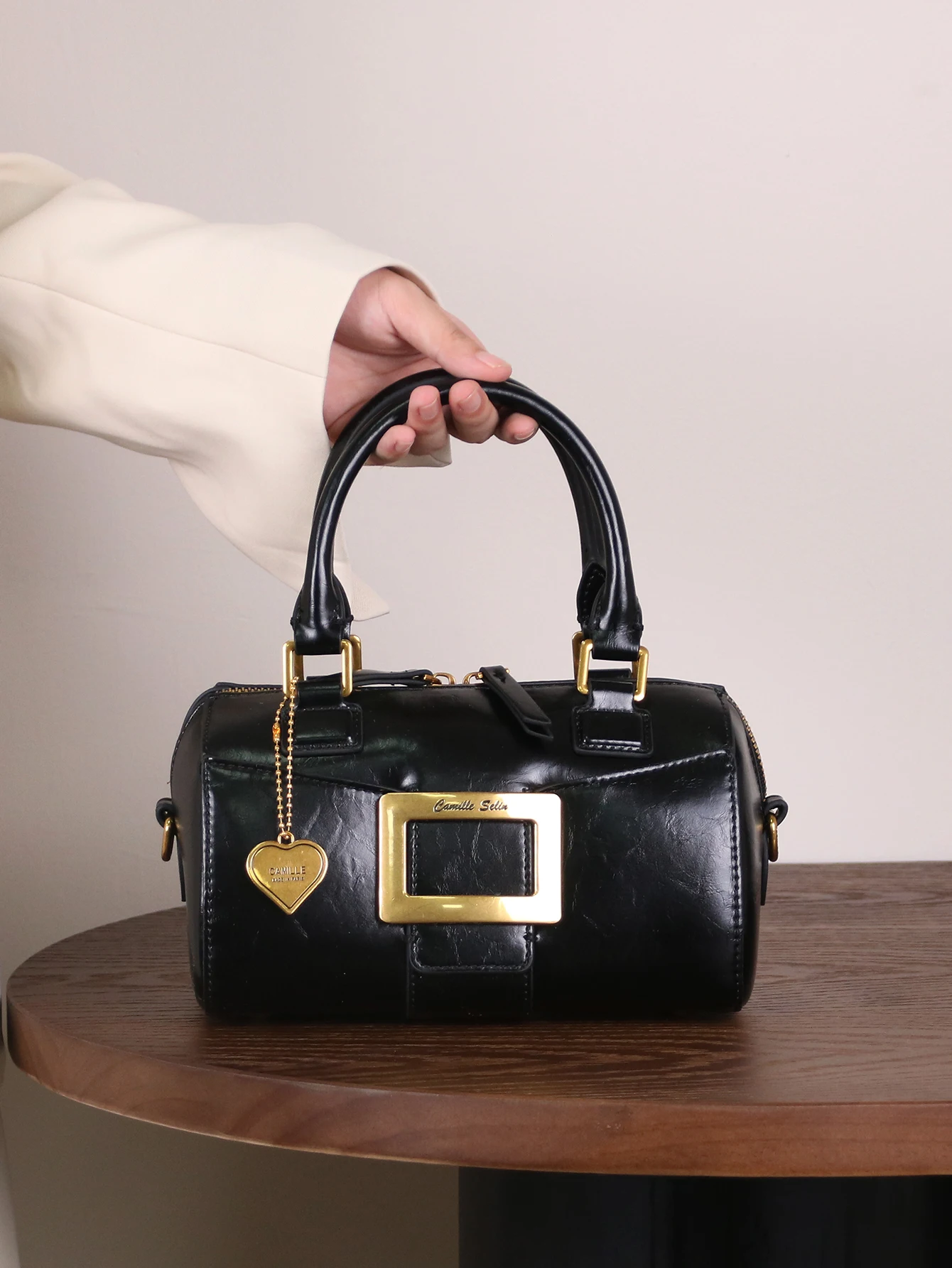 

2025 autumn and winter new luxury fashion handbags niche design retro wax leather pillow bag advanced texture lock fold bowling