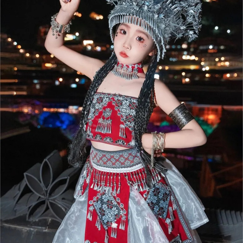 Mädchen zeigen ein nationales Kostüm verfügt über ein Kinderfoto