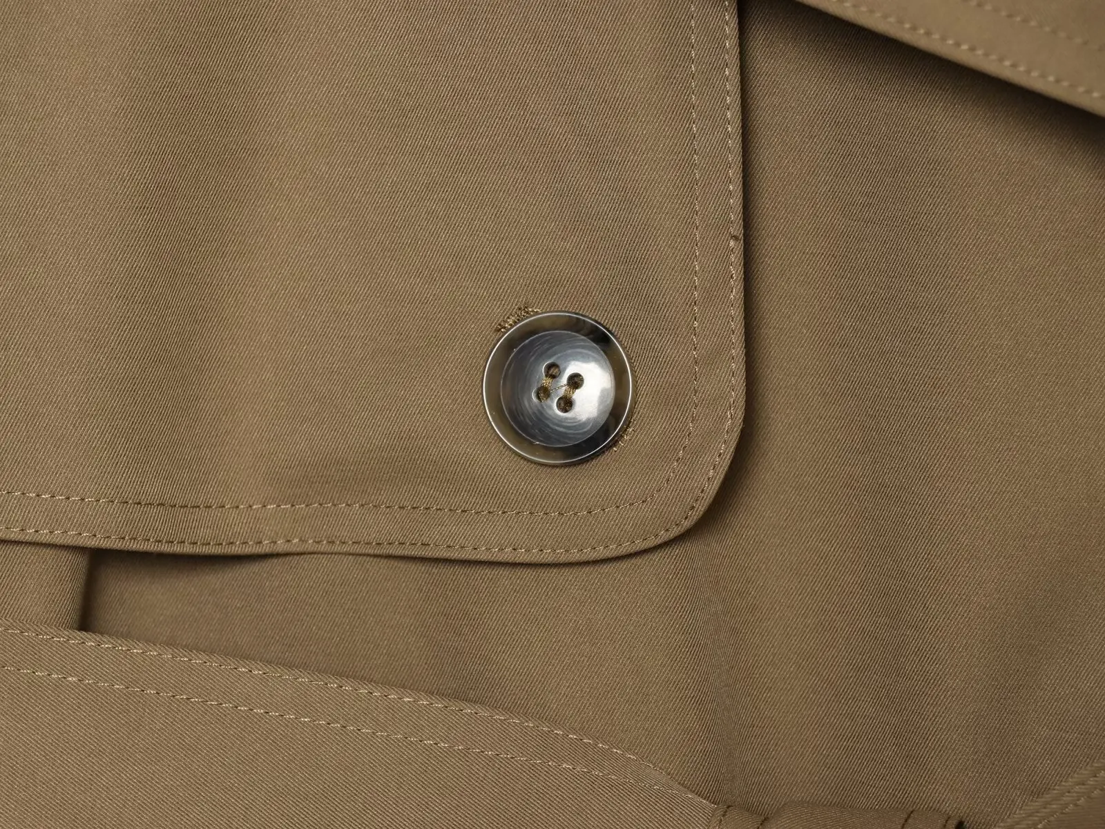 BSAY Damen Neuer Modischer Vielseitiger Kurzer Trenchcoat Kontrastfarbe Revers Gürtel Doppelreihig Locker Sitzende Pendler-Oberjacke – Detail 5